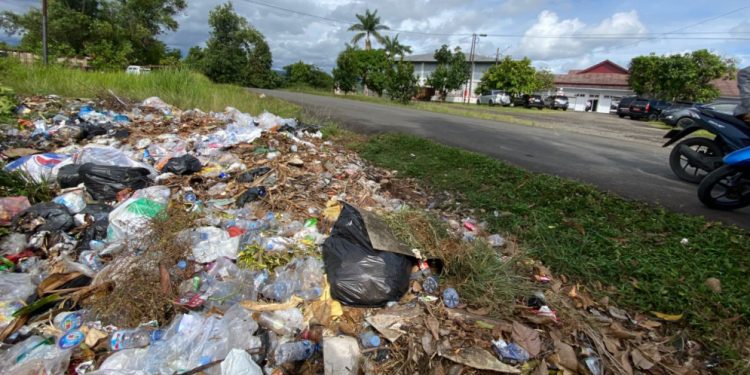 Tumpukan Sampah Dekat Rumdin Bupati Seluma Jadi Sorotan Warga