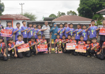 Sumarno Lepas Kontingen SD IT ke Liga Merah Putih