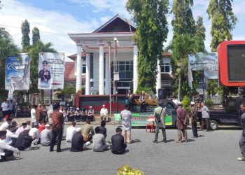 Insentif Dihapus, Mobil Dinas Dibeli: Massa Bawa Keranda Saat Protes ke DPRD Bengkulu Selatan