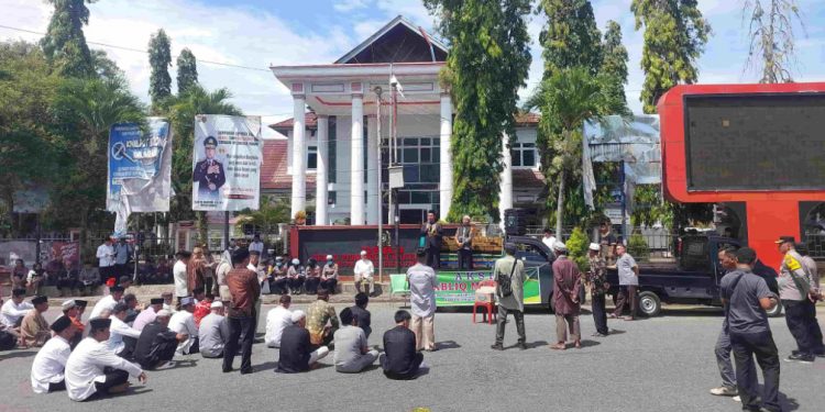 Insentif Dihapus, Mobil Dinas Dibeli: Massa Bawa Keranda Saat Protes ke DPRD Bengkulu Selatan