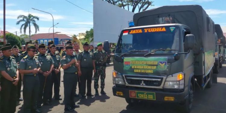 Korem 041/Gamas Kirim Empat Truk Bantuan untuk Korban Banjir Bandang Sumbar