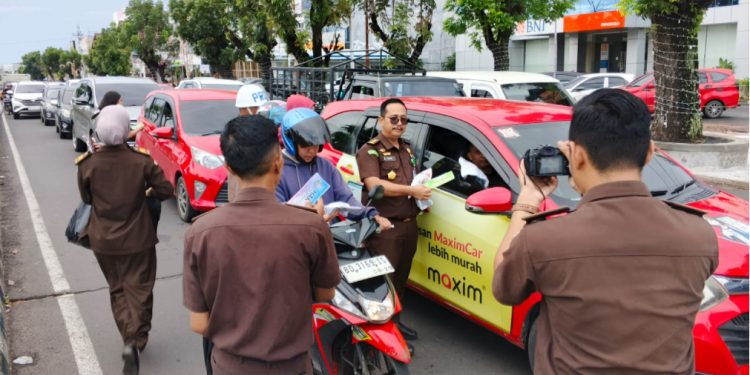 Peringatan Hakordia 2025! Ratusan Kaos dan Stiker Dibagikan, Kejati Bengkulu Tegaskan Komitmen Berantas Korupsi