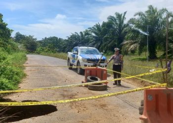 Nyaris Setengah Badan Jalan Amblas, Akses Bunga Mas–Pasar Sembayat Ditutup Sementara