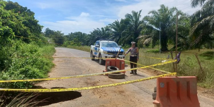 Nyaris Setengah Badan Jalan Amblas, Akses Bunga Mas–Pasar Sembayat Ditutup Sementara