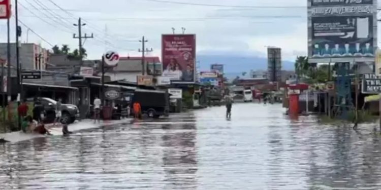 Banjir Rendam Rawa Makmur, Polisi Tutup Akses Jalan Lintas Barat Sumatera