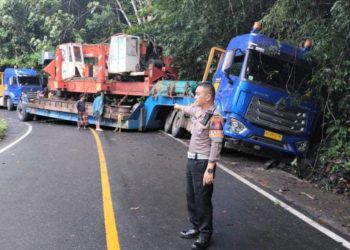 Truk Trailer Tergelincir di Liku 9, Jalur Bengkulu–Kepahiang Lumpuh Total