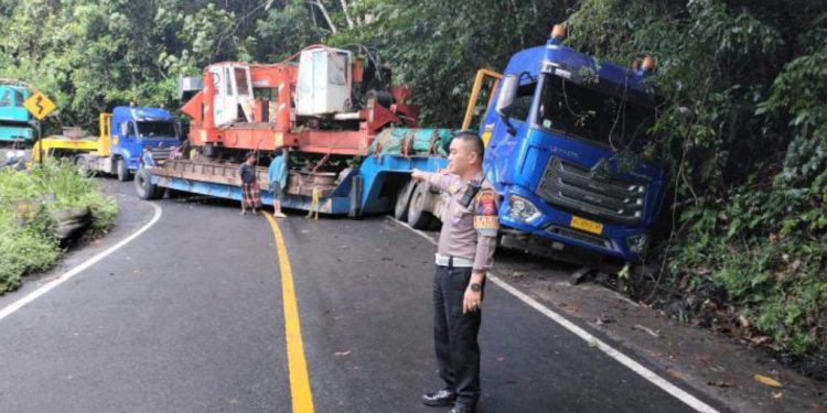 Truk Trailer Tergelincir di Liku 9, Jalur Bengkulu–Kepahiang Lumpuh Total