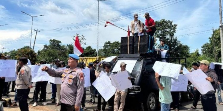 Aksi Damai Warga 5 Desa Benteng, Legalitas PT RAA Dipertanyakan