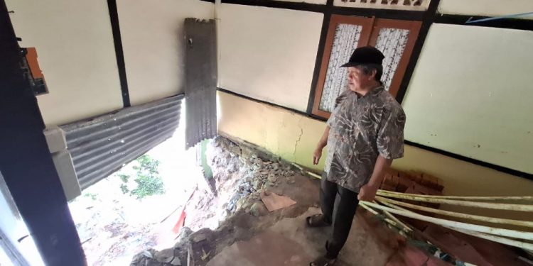Longsor Mengintai Kampung Jawa, Belasan Rumah Terancam Amblas