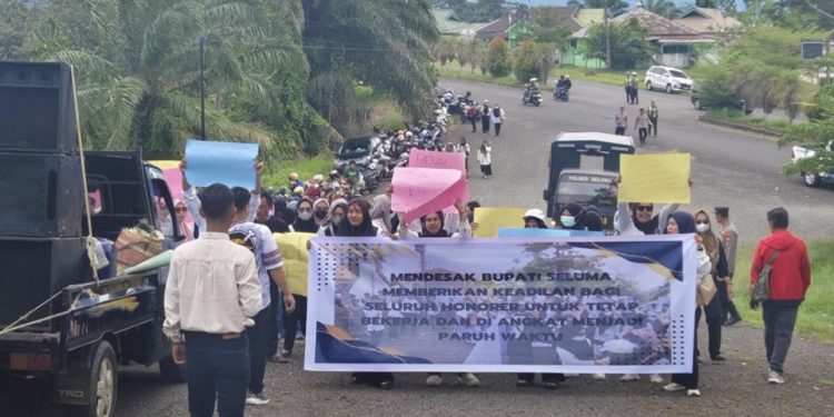 Ratusan Honorer Seluma Demo di Kantor Bupati, Ini Daftar Tuntutannya