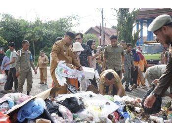 Sampah Ditumpahkan di Kantor Wali Kota, Pemkot Bengkulu Tegas Tempuh Jalur Hukum
