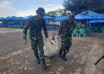 Hari Kedua Aksi Bersih Pantai, Personel Korem 041/Gamas Sisir Pantai Panjang
