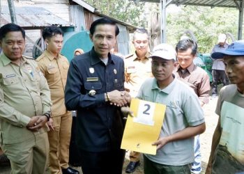 Genjot Hasil Panen, Bupati Kaur Bagikan Traktor Roda Empat untuk Petani