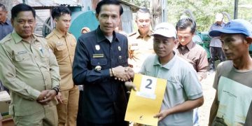 Genjot Hasil Panen, Bupati Kaur Bagikan Traktor Roda Empat untuk Petani