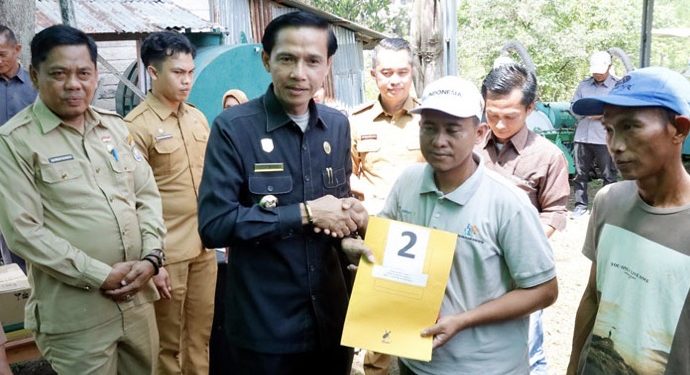 Genjot Hasil Panen, Bupati Kaur Bagikan Traktor Roda Empat untuk Petani