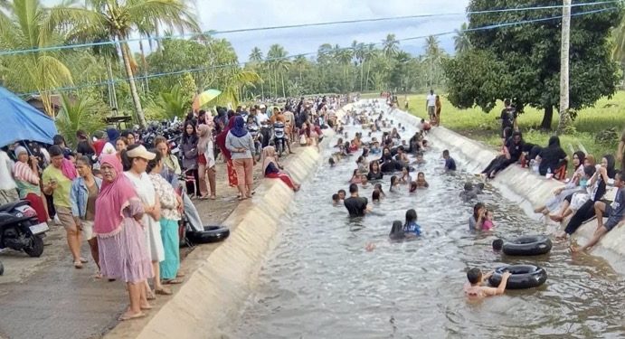 Viral Wisata Mandi Gratis di Sungai Ketahun Lebong, Sore Hari Dipadati Ratusan Warga