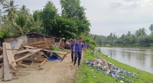 Jelang Ramadan, Pemkab Bengkulu Selatan Bongkar 3 Warem di Pantai Pasar Bawah