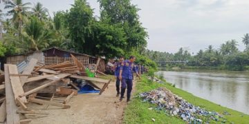 Jelang Ramadan, Pemkab Bengkulu Selatan Bongkar 3 Warem di Pantai Pasar Bawah