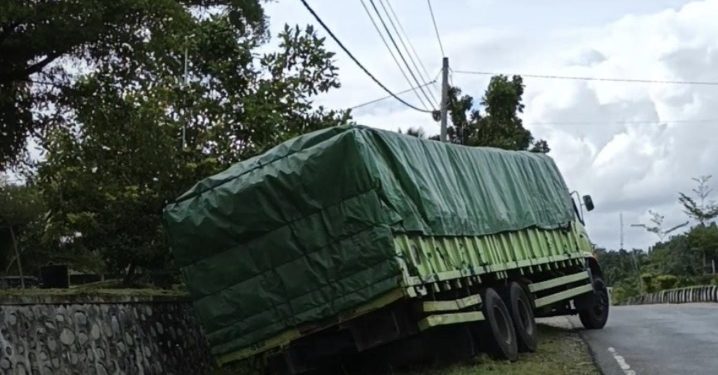 Truk Fuso Masuk Parit di Jalur Lintas Manna–Bengkulu, Warga Desak Evakuasi