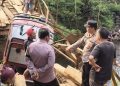Jembatan Gantung Rena Jaya Ambruk, Truk Sawit Terperosok ke Sungai Serangai