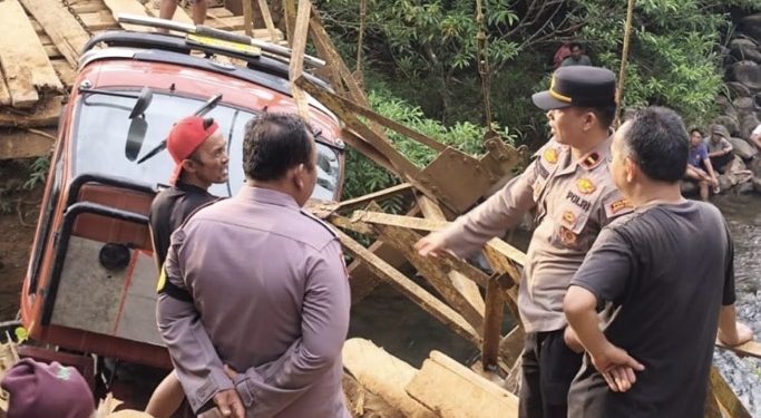 Jembatan Gantung Rena Jaya Ambruk, Truk Sawit Terperosok ke Sungai Serangai