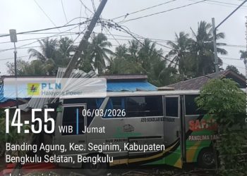 Insiden Bus Tabrak Tiang Listrik Picu Pemadaman di Seginim dan Air Nipis